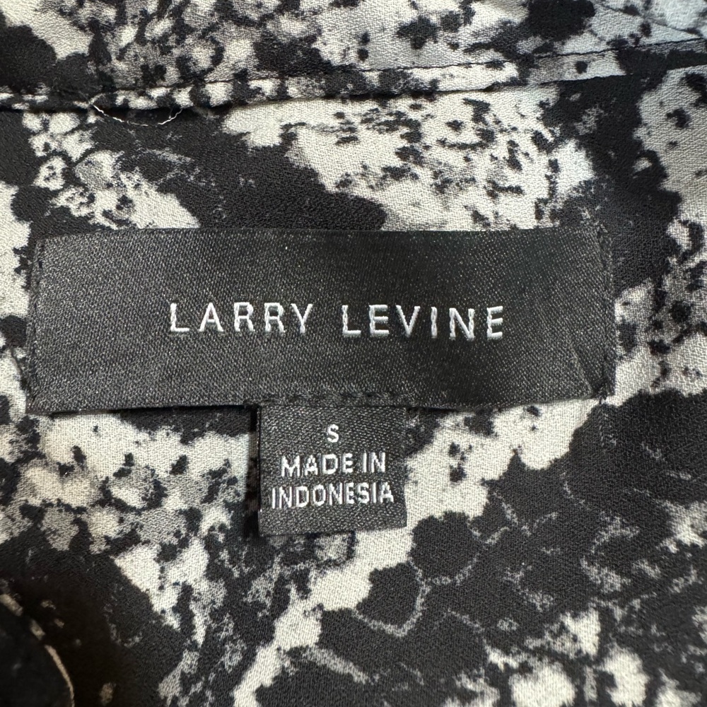 ❤️LARRY LEVINE SNAKESKIN PRINT BLOUSE SMALL #E - Picture 11 of 11